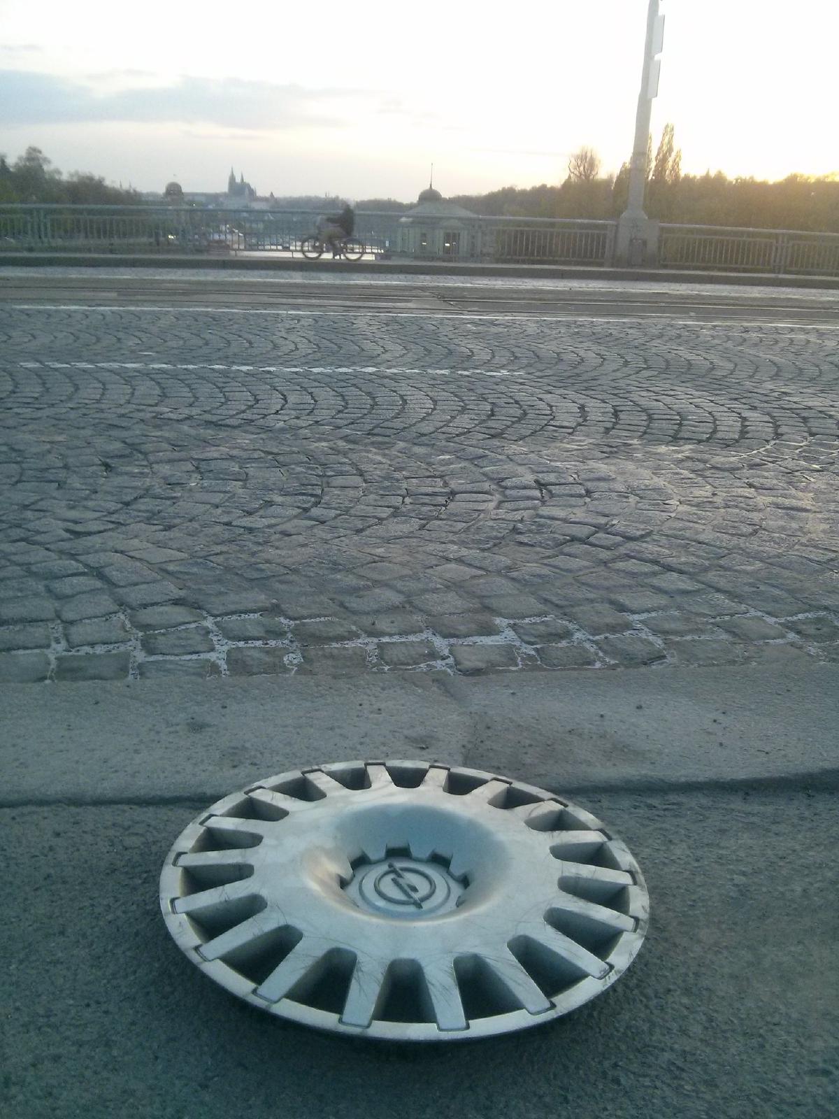 Cyklista pod Hradem